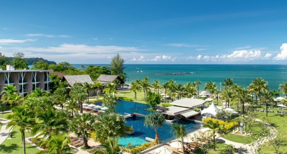 Flyfoto av bassenget og hotellanlegget på The Sands Khao Lak by Katathani, med havet i bakgrunnen