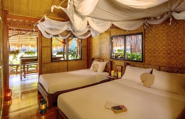 soverom i en hytte på Jungle Bay Raft hotell i Thailand