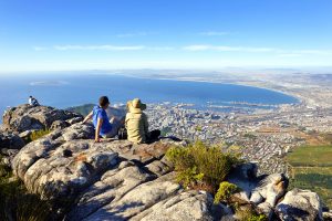 To personer som ser ut over Cape Town