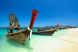 Strand med båter i Krabi Thailand