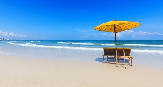 strand og solseng i hua hin thailand